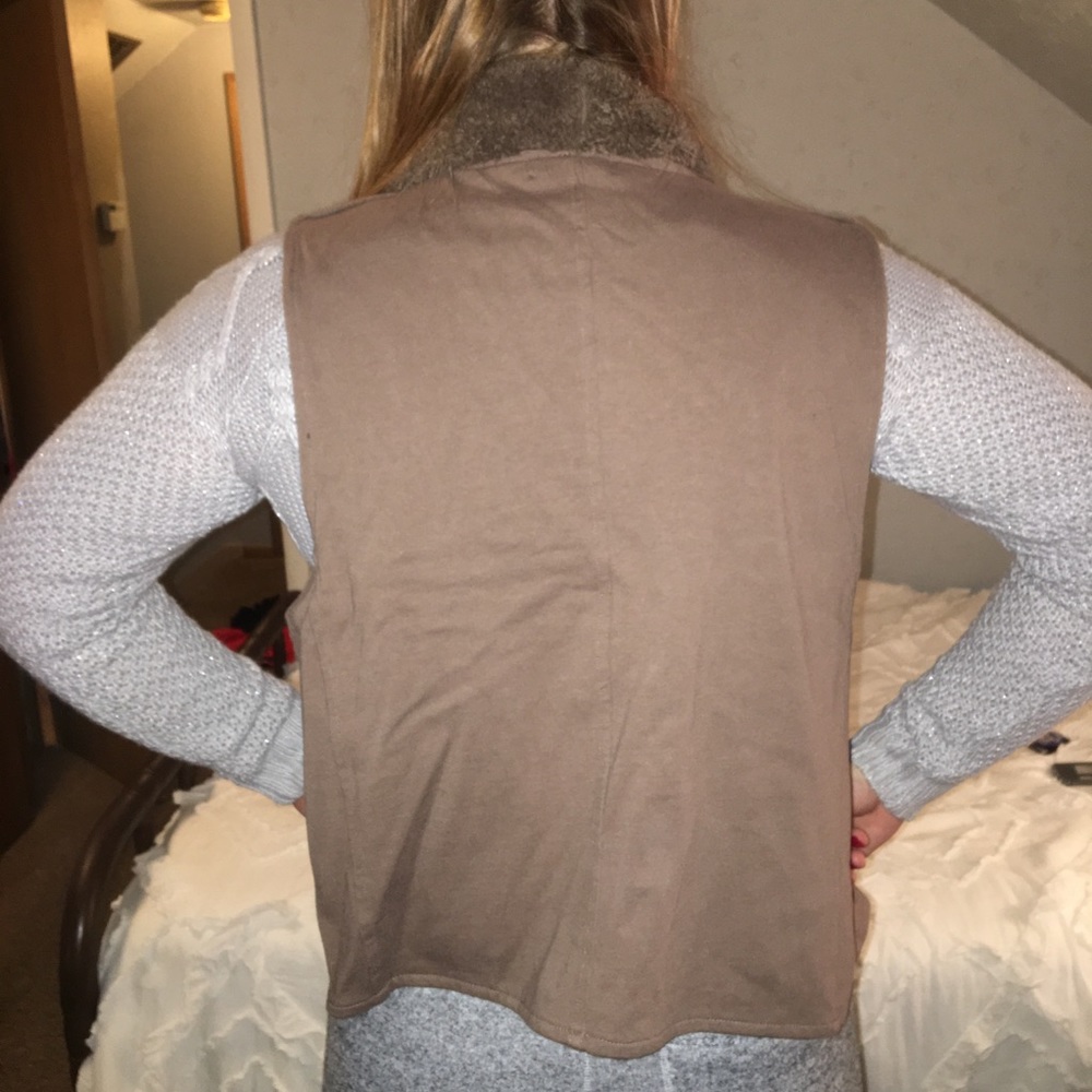 VEST - Picture 3 of 7